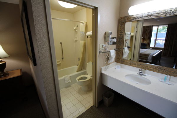 1 Queen Bed Nonsmoking Photo 4