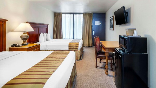 2 Queen Beds Nonsmoking Photo 4