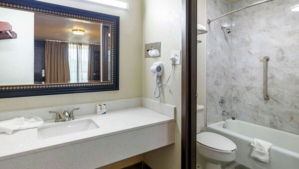 1 King Bed wtih Kitchen Suite Photo 5