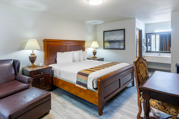 1 King Bed Nonsmoking Photo 2