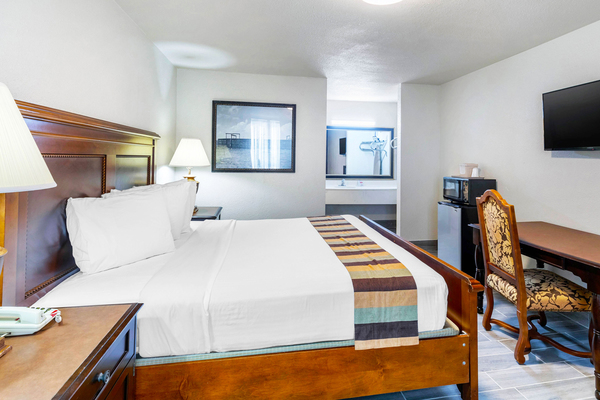 1 Queen Bed Nonsmoking Photo 2